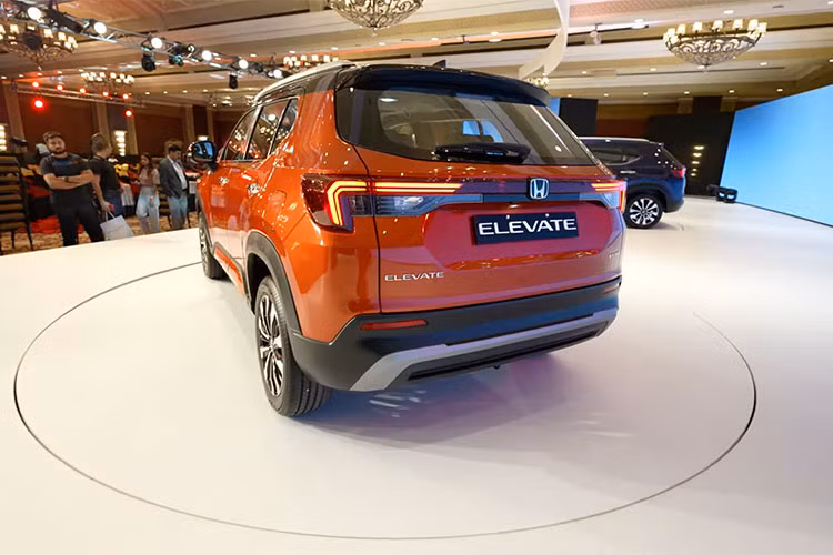 Theo công bố của Honda vào hồi đầu tháng 9 vừa qua, giá xe Honda Elevate 2023 dao động từ 1.099.900 - 1.599.900 Rupee (khoảng 320 - 465 triệu đồng) cho 4 phiên bản. So với các đối thủ như Hyundai Creta (1,087 - 1,815 triệu Rupee) và Kia Seltos (1,09 - 2 triệu Rupee), tân binh nhà Honda có giá khởi điểm ngang ngửa trong khi bản cao cấp rẻ hơn nhiều.