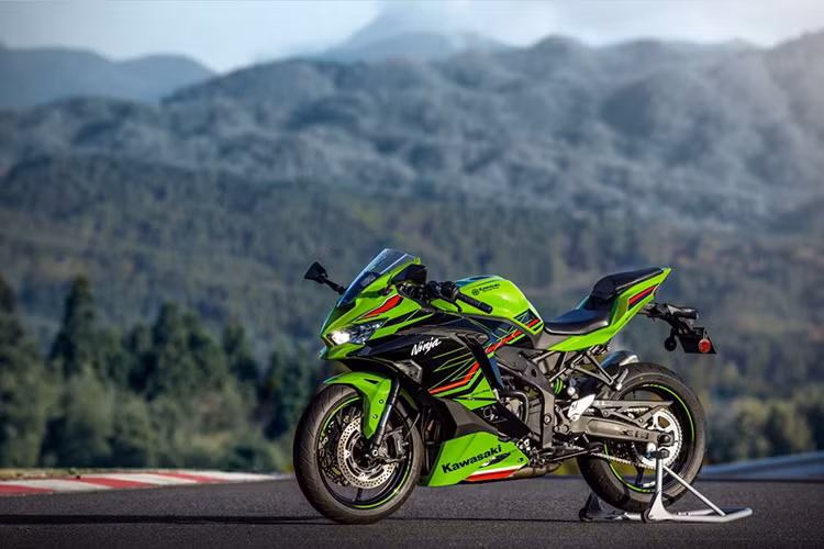  Kawasaki Ninja ZX-4R 2023 mới là dòng mô tô thể thao đã lần đầu tiên trình làng vào hồi tháng 2 năm nay. Sau hơn 1 tháng, mẫu mô tô này đã nhanh chóng ra mắt Đông Nam Á, cụ thể là Indonesia. Trên thực tế, trước Indonesia, Kawasaki Ninja ZX-4R cũng đã được giới thiệu tại Thái Lan trong triển lãm Bangkok International Motor Show (BIMS) 2023.