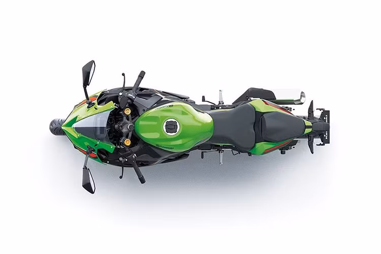 Điểm nhấn đáng chú ý nhất của Kawasaki Ninja ZX-4R chính là động cơ. Đây là mẫu mô tô thể thao được trang bị động cơ 4 xi-lanh, dung tích 400cc duy nhất trên thế giới tính đến thời điểm hiện tại. Điều này tạo sự khác biệt so với người anh em Kawasaki Ninja 400 vốn dùng động cơ xi-lanh đôi.