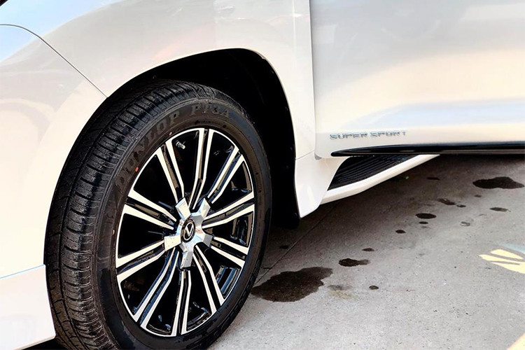 Trên mẫu xe SUV hạng sang cỡ lớn này, nó được bộ phận TRD trang bị vỏ gương màu đen cùng bộ vành hợp kim đa chấu cỡ lớn lòng đen mặt ánh kim nổi bật trên thân xe gây ấn tượng và thể thao cho mẫu xe nhà Lexus.