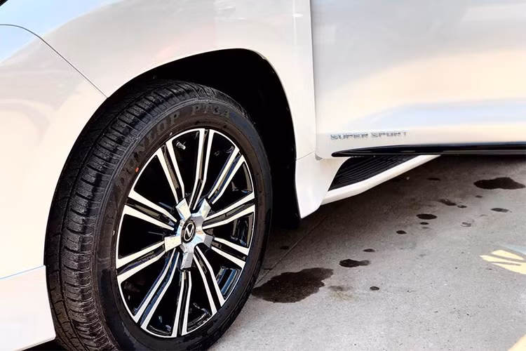 Trên mẫu xe SUV hạng sang cỡ lớn này, nó được bộ phận TRD trang bị vỏ gương màu đen cùng bộ vành hợp kim đa chấu cỡ lớn lòng đen mặt ánh kim nổi bật trên thân xe gây ấn tượng và thể thao cho mẫu xe nhà Lexus.