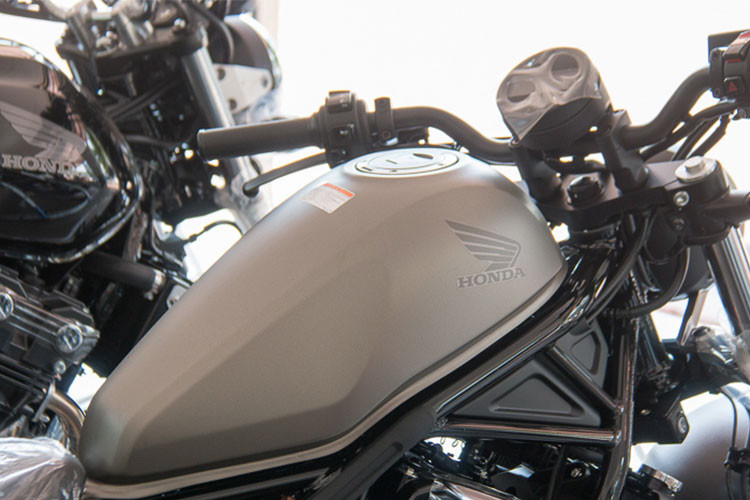 Mẫu xe Rebel 500 thế hệ mới có các kích thước cụ thể D x R x C lần lượt là 2.188 x 820 x 1.094mm, trục cơ sở dài 1.488mm và trọng lượng 190kg. Khác so với những mẫu xe môtô Honda hiện nay, xe lại được trang bị chìa khoá điện phía dưới bình xăng, khá bất tiện cho người sử dụng.