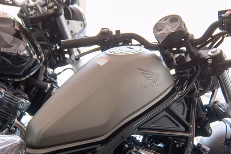 Mẫu xe Rebel 500 thế hệ mới có các kích thước cụ thể D x R x C lần lượt là 2.188 x 820 x 1.094mm, trục cơ sở dài 1.488mm và trọng lượng 190kg. Khác so với những mẫu xe môtô Honda hiện nay, xe lại được trang bị chìa khoá điện phía dưới bình xăng, khá bất tiện cho người sử dụng.