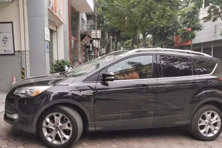 Tuy là mẫu xe đời cũ và không còn được phân phối chính hãng tại thị trường Việt Nam, nhưng nó cũng đã được một nhân viên tại đại lý xe nhập khẩu tư nhân "thét giá" lên đến 1,2 tỷ đồng - một mức giá mà không phải ai cũng có khả năng sở hữu, ngoài niềm đam mê với thương hiệu Ford.