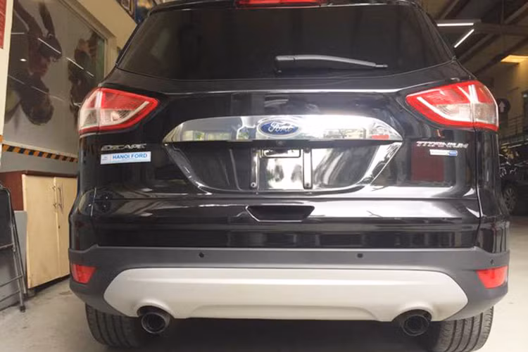 Nằm cùng phân khúc với Honda CR-V và Mazda CX-5, Ford Escape thế hệ mới có kích thước dài 4.525 mm, rộng 1.838 mm và cao 1.702 mm. Chiều dài cơ sở của xe là 2.690 mm. Các thông số này là tương đương với các đối thủ Ford Escape đang được bán ra thị trường hiện nay.