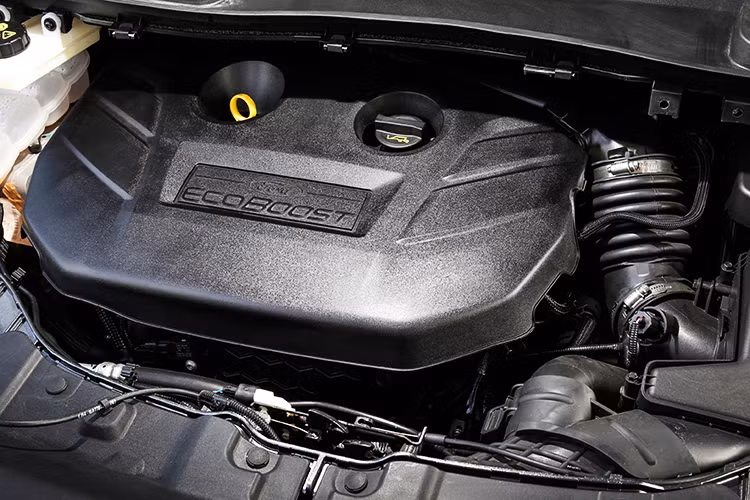 Escape là mẫu xe bán chạy thứ 2 của hãng xe ôtô Ford sau chiếc bán tải F-150. Ở phân khúc SUV cỡ nhỏ, doanh số của Ford Escape cũng về nhì so với đối thủ Honda CR-V. Trong năm 2014, Ford bán 306.212 chiếc Escape trong khi hãng xe Nhật bán CR-V nhiều hơn khoảng 29.000 xe.