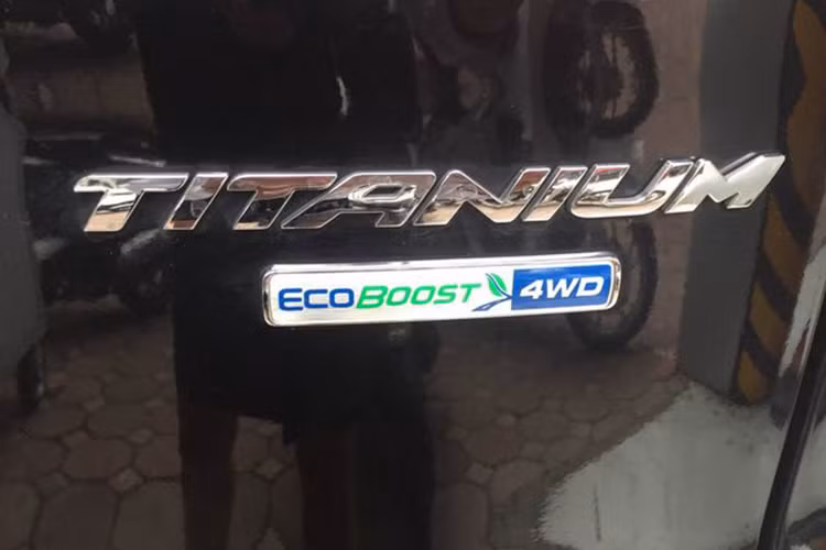 Ford Escape 2014 có một số thay đổi nhỏ so với phiên bản trước, đáng chú ý là camera quan sát phía sau, hệ thống Sync nay đã trở thành trang bị tiêu chuẩn ở tất cả các phiên bản. Escape mới sử dụng chung khung gầm với Focus và thừa hưởng tất cả những điểm mạnh của mẫu xe này, kèm theo đó là một thiết kế sắc nét, khỏe khoắn và nam tính hơn.