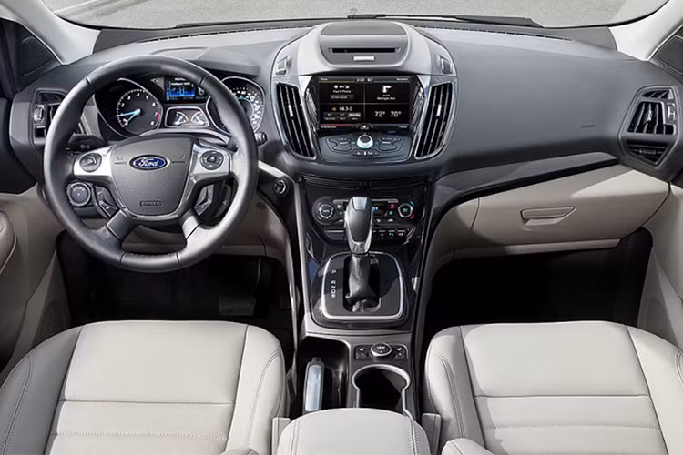 Đáng tiếc là hiện hình ảnh nội thất của chiếc Ford Escape 2014 tại Việt Nam không được chụp lại. Chỉ biết rằng, tuy là đời cũ nhưng xe cũng được trang bị khá nhiều công nghệ hiện đại như hỗ trợ phanh khẩn cấp, cảnh báo điểm mù, hệ thống thông tin giải trí SYNC với kết nối MyFord Touch. 