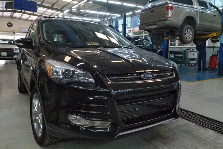 Chiếc xe ôtô Ford Escape 2017 thế hệ mới được nhiều trang mạng xã hội đưa thông tin rầm rộ trong nhiều ngày qua tại Việt Nam, không phải là mẫu xe được bán chính hãng. Thay vào đó đây là mẫu xe Escape đời cũ, được sản xuất năm 2014 và nhập khẩu về Việt Nam theo đường tiểu ngạch.