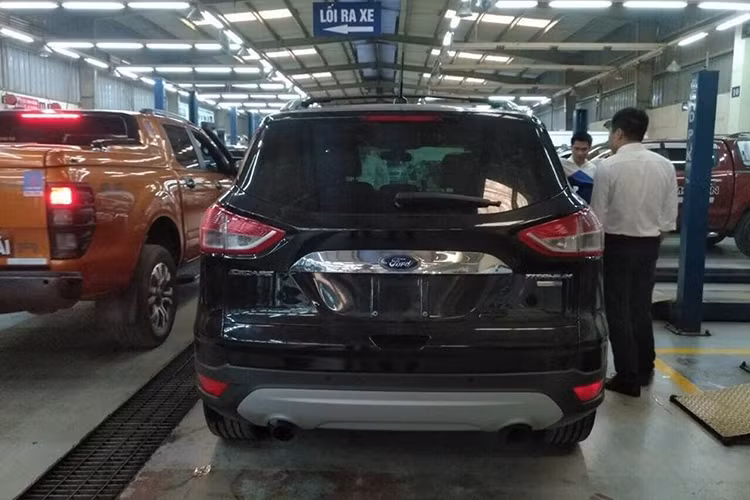 Hiện tại, Ford Việt Nam vẫn chưa tiết lộ thêm bất kỳ thông tin nào về việc mẫu xe Escape 2017 hoàn toàn mới có được phân phối chính hãng tại Việt Nam hay không bởi mẫu xe SUV 5 chỗ này hiện đã ngừng bán.