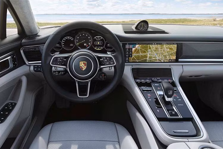 SUV hạng sang Porsche Panamera giá 201.540 USD. Mẫu xe đắt nhất trong danh sách sở hữu một nội thất ấn tượng và sang trọng nhưng chỉe được xếp thứ 4. Các chi tiết đều vừa đủ đẹp, vừa đủ tiện nghi, vừa đủ công nghệ… đến mức khó có thể chê được ở điểm nào.