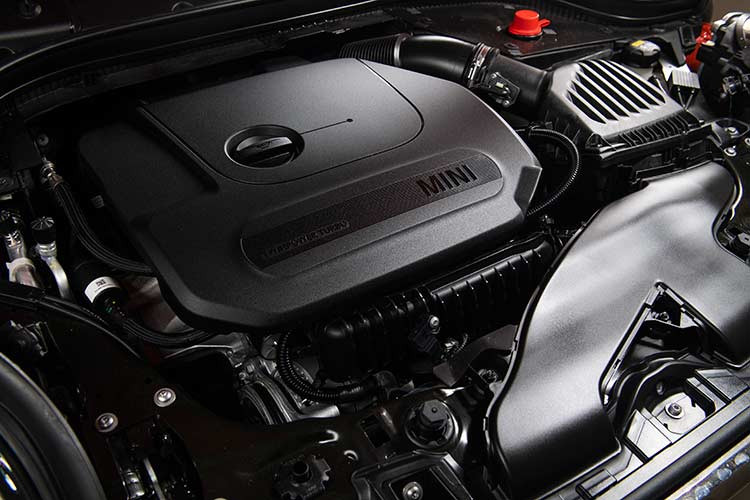 Hộp số tự động 7 cấp Steptronic ly hợp kép được trang bị tiêu chuẩn trên MINI phiên bản nâng cấp. Hộp số mới cho phép sử dụng linh hoạt giữa chế độ MID và GREEN cũng như chức năng khởi động/dừng. Điều hướng và dữ liệu của camera trước giờ đây có thể được tích hợp trong bảng điều khiển, cho phép xác định chính xác hơn so với trước.