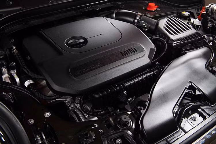 Hộp số tự động 7 cấp Steptronic ly hợp kép được trang bị tiêu chuẩn trên MINI phiên bản nâng cấp. Hộp số mới cho phép sử dụng linh hoạt giữa chế độ MID và GREEN cũng như chức năng khởi động/dừng. Điều hướng và dữ liệu của camera trước giờ đây có thể được tích hợp trong bảng điều khiển, cho phép xác định chính xác hơn so với trước.