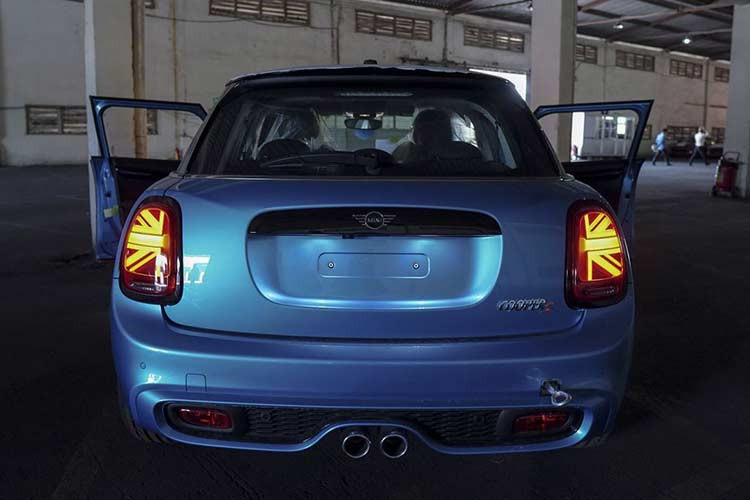 Thay vì cụm đèn hậu với các dải LED tròn như phiên bản cũ, thiết kế đèn của MINI Phiên Bản Mới có thể nói là độc đáo nhất trong thế giới xe hiện nay. Không chỉ được nâng cấp hoàn toàn lên công nghệ LED, đèn hậu còn có các dải LED hình cờ Vương quốc Anh, thường được gọi là Union Jack, nơi khai sinh ra những chiếc MINI lừng danh thế giới.