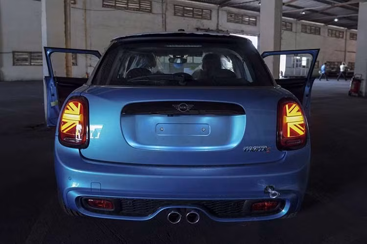 Thay vì cụm đèn hậu với các dải LED tròn như phiên bản cũ, thiết kế đèn của MINI Phiên Bản Mới có thể nói là độc đáo nhất trong thế giới xe hiện nay. Không chỉ được nâng cấp hoàn toàn lên công nghệ LED, đèn hậu còn có các dải LED hình cờ Vương quốc Anh, thường được gọi là Union Jack, nơi khai sinh ra những chiếc MINI lừng danh thế giới.