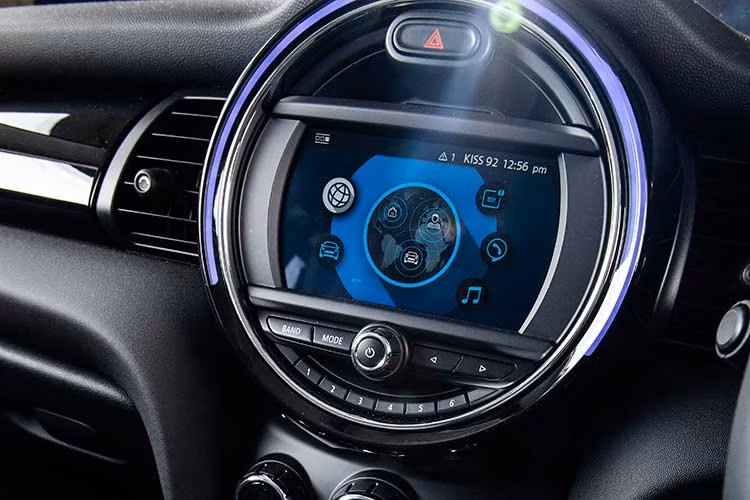 Trang bị tiêu chuẩn của mẫu xe MINI 2019 mới này cũng bao gồm một hệ thống âm thanh với bảng điều khiển trung tâm màn hình màu 6,5 inch cảm ứng, tích hợp với điện thoại di động thông qua Bluetooth. Ngoài ra, nó còn được bổ sung tuỳ chọn da bọc mới: Leather Chester Malt và lựa tuỳ chọn màu đường viền nội thất mới: Malt Brown. 