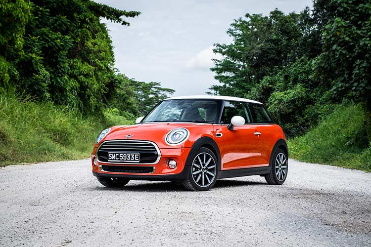Phiên bản LCI nâng cấp 2019 của mẫu xe MINI 3 Cửa, 5 Cửa và MINI Convertible chính hãng vừa "cập bến" Việt Nam với nhiều đổi mới trong thiết kế, động cơ, logo và công nghệ nhằm tạo nên sức hấp dẫn hơn cho những chiếc xe kiểu cổ điển trong phân khúc xe hơi nhỏ cao cấp.