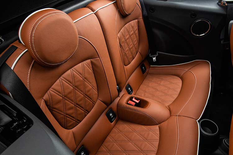 Xe tích hợp hệ thống MINI Connected bao gồm nhiều thông báo cần thiết như thông tin giao thông, kết nối 4G/LTE, hỗ trợ Apple CarPlay, và một số tính năng hỗ trợ cho điện thoại thông minh nhằm chỉ ra các tuyến đường hợp lý và thời gian khởi hành, dựa trên những gì hệ thống tìm được ở lịch trình hàng ngày... Ngoài ra, MINI phiên bản mới có trang bị sạc điện thoại không dây trong khoang lưu trữ tại tay vịn trung tâm.