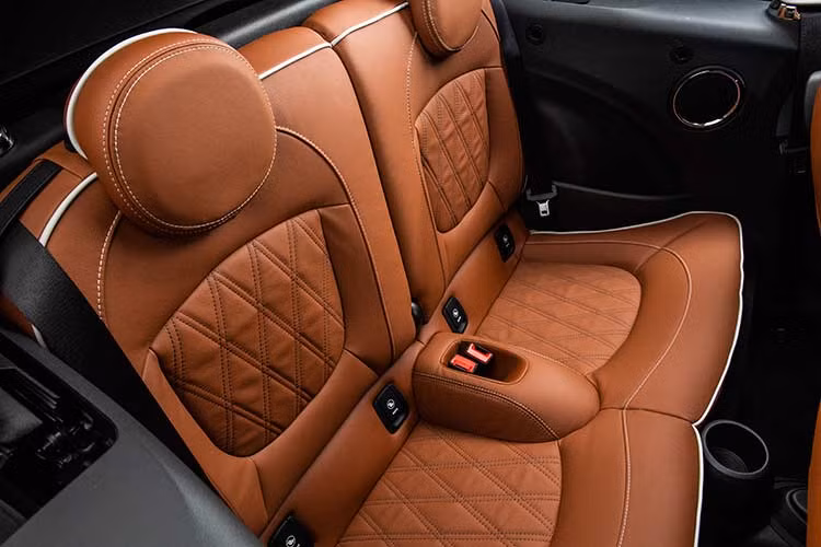 Xe tích hợp hệ thống MINI Connected bao gồm nhiều thông báo cần thiết như thông tin giao thông, kết nối 4G/LTE, hỗ trợ Apple CarPlay, và một số tính năng hỗ trợ cho điện thoại thông minh nhằm chỉ ra các tuyến đường hợp lý và thời gian khởi hành, dựa trên những gì hệ thống tìm được ở lịch trình hàng ngày... Ngoài ra, MINI phiên bản mới có trang bị sạc điện thoại không dây trong khoang lưu trữ tại tay vịn trung tâm.