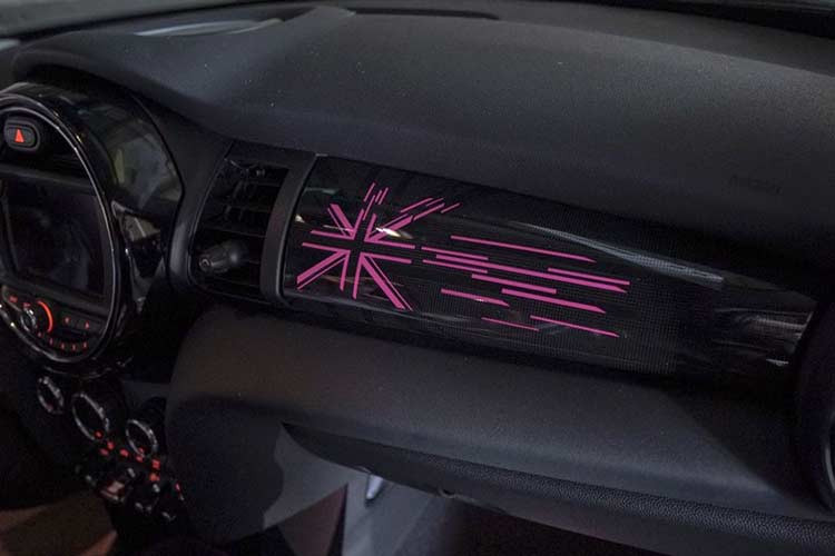 MINI mới còn có thêm tuỳ chọn nội thất Yours Interior Style Piano Black. Ngoài những thiết kế kiểu Piano Black trên bề mặt cửa chính và bảng điều khiển trung tâm, tuỳ chọn này còn bao gồm một dải trang trí chiếu sáng phía sau cho bảng điều khiển ở phía hành khách. Mặt sau xe cũng được thiết kế theo kiểu Piano Black kèm hoạ tiết Union Jack cách điệu.