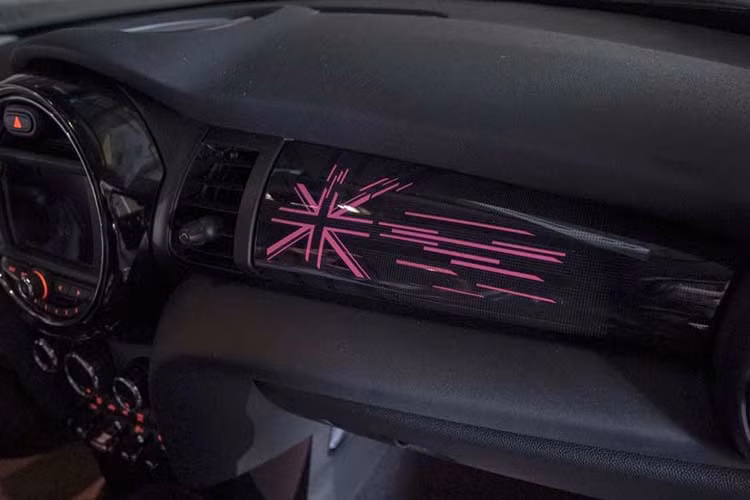 MINI mới còn có thêm tuỳ chọn nội thất Yours Interior Style Piano Black. Ngoài những thiết kế kiểu Piano Black trên bề mặt cửa chính và bảng điều khiển trung tâm, tuỳ chọn này còn bao gồm một dải trang trí chiếu sáng phía sau cho bảng điều khiển ở phía hành khách. Mặt sau xe cũng được thiết kế theo kiểu Piano Black kèm hoạ tiết Union Jack cách điệu.