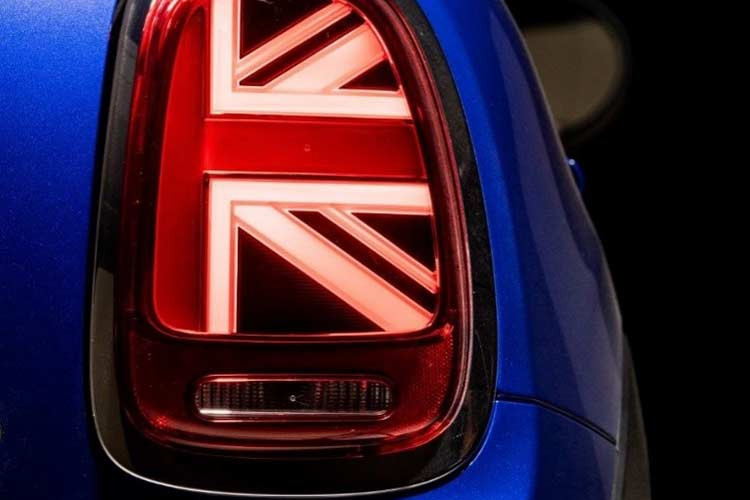 Logo MINI mới được thiết kế rõ ràng, chân thực và đơn giản hơn, xuất hiện trên nắp ca-pô, cửa cốp, tay lái, bảng điều khiển trung tâm và thiết bị điều khiển từ xa của tất cả mẫu xe phiên bản nâng cấp. Đó cũng là lý giải cho thiết kế phẳng 2D của logo MINI mới. Biểu tượng mới phản ánh thông điệp và bản sắc mới mà MINI muốn nhắm đến.