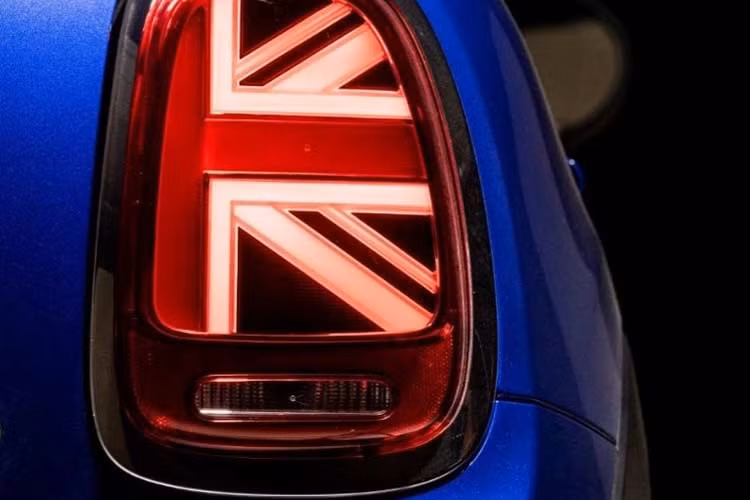 Logo MINI mới được thiết kế rõ ràng, chân thực và đơn giản hơn, xuất hiện trên nắp ca-pô, cửa cốp, tay lái, bảng điều khiển trung tâm và thiết bị điều khiển từ xa của tất cả mẫu xe phiên bản nâng cấp. Đó cũng là lý giải cho thiết kế phẳng 2D của logo MINI mới. Biểu tượng mới phản ánh thông điệp và bản sắc mới mà MINI muốn nhắm đến.