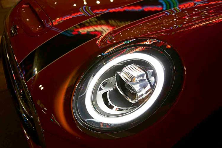 Thiết kế thay đổi cho cụm đèn pha tròn đặc trưng giúp phần đầu của MINI trông mạnh mẽ hơn. Cụm đèn pha sử dụng công nghệ ánh sáng mới cho chùm tia thấp xuống nhưng độ sáng tăng lên. Ấn tượng hơn nữa, vòng lớn bao quanh toàn bộ đường viền của đèn pha chính là đèn LED ban ngày và đèn báo rẽ, khác hẳn các thiết kế đèn trước đây.