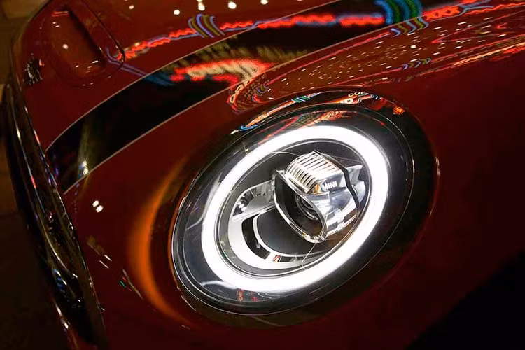 Thiết kế thay đổi cho cụm đèn pha tròn đặc trưng giúp phần đầu của MINI trông mạnh mẽ hơn. Cụm đèn pha sử dụng công nghệ ánh sáng mới cho chùm tia thấp xuống nhưng độ sáng tăng lên. Ấn tượng hơn nữa, vòng lớn bao quanh toàn bộ đường viền của đèn pha chính là đèn LED ban ngày và đèn báo rẽ, khác hẳn các thiết kế đèn trước đây.