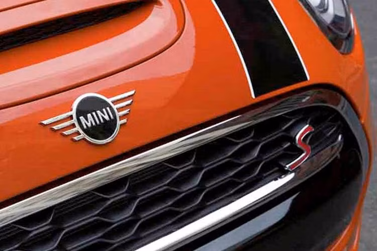 Đặc biệt trên MINI bản nâng cấp 2019 này, một số thay đổi về thiết kế cũng xuất hiện nhằm thể hiện rõ hơn nguồn gốc xuất xứ của xe MINI là xứ sở sương mù dù thương hiệu này đã được tập đoàn BMW sở hữu.