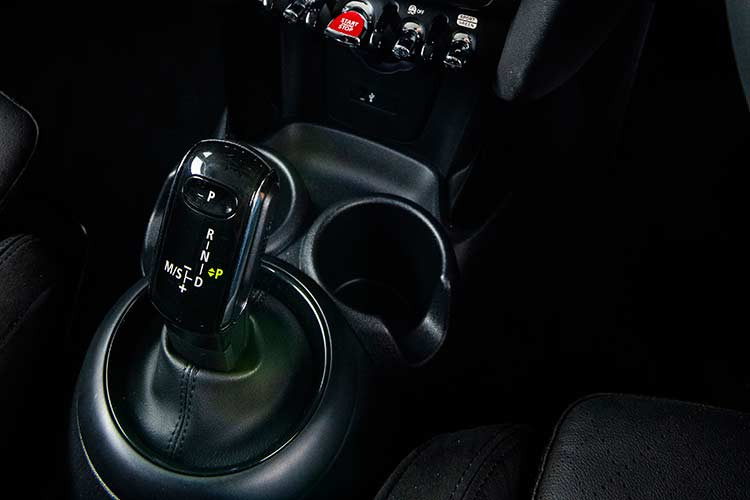 Về khả năng vận hành, MINI nâng cấp khối động cơ TwinPower Turbo, bộ điều khiển điện tử, bộ cấp dầu, cửa nạp gió, bộ làm mát và hệ thống ống xả. Nắp động cơ có trọng lượng nhẹ hơn vì được làm bằng nhựa gia cường sợi carbon (CFRP). Ngoài ra, tất cả các động cơ xăng đều có tính năng phun xăng trực tiếp với áp lực tối đa tăng từ 200 đến 350 bar và các bộ tăng áp được làm từ vật liệu có khả năng chịu nhiệt cao.