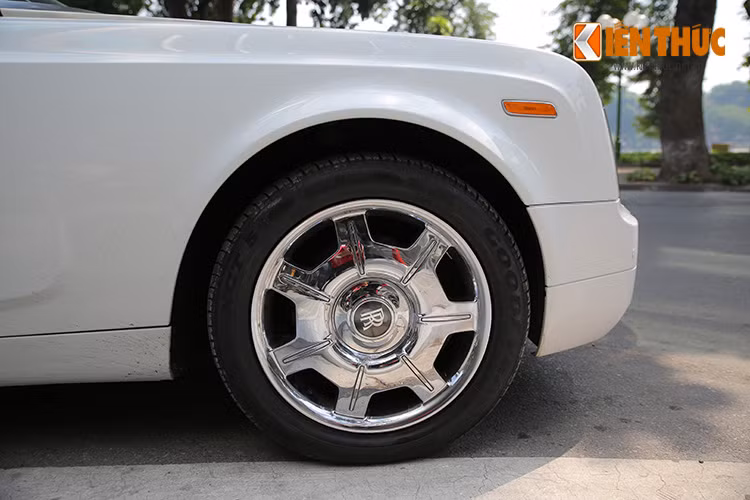 "Trái tim" của chiếc xe quý tộc Anh là động cơ V12, dung tích 6.75 lít, sản sinh công suất cực đại 453 mã lực đi kèm với hộp số tự động 6 cấp giúp xe tăng tốc từ 0-100 km/h trong vòng 5.7 giây trước khi đạt tốc độ tối đa 240 km/h.