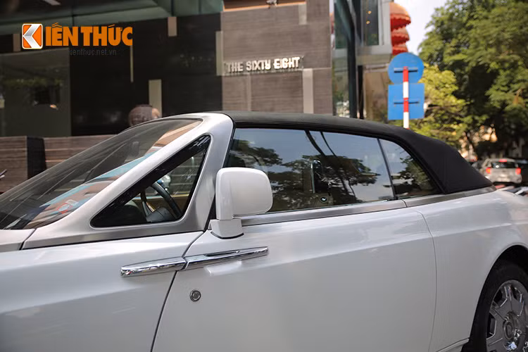 Xe sở hữu màu sơn trắng, được biết sơn của Drophead gồm 5 lớp khác nhau để tạo màu và bảo vệ. Những đường nét khỏe trên kính chắn gió, tỷ lệ dài phù hợp giúp nó vẫn được nét mạnh mẽ và năng động.