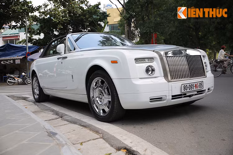 Chiếc Rolls-Royce Phantom Drophead Coupe này tại thị trường Anh quốc sẽ có mức giá khoảng 400.000 USD. Nhưng khi về đến Việt Nam nếu chịu đủ mọi loại thuế, phí khác giá của nó sẽ tang gần 3 lần.