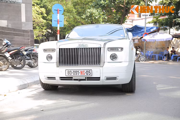 Tại thị trường Việt Nam Phantom Drophead Coupe có số lượng vào khoảng 8 chiếc cùng mức giá hơn 1 triệu đô (Khoảng 30 tỷ đồng) khi nộp đầy đủ tất cả các loại thuế.
