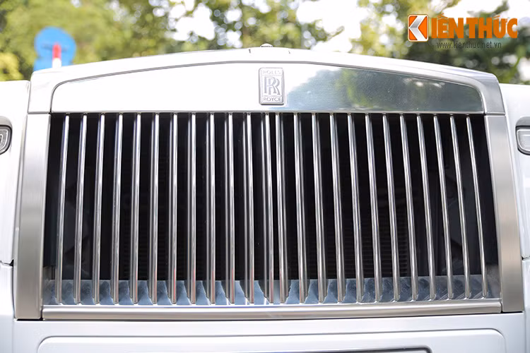 Xe sở hữu lưới tản nhiệt dạng lưới vành nan to bản được các nghệ nhân Roll-Royce sản xuất thủ công mà không cần dùng tới bất kỳ một loại thước đo nào. 