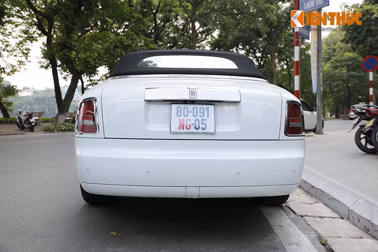 Thay đổi lớn nhất ở Phantom Drophead Coupé tập trung ở việc đổi mới hệ thống đèn pha tiêu chuẩn dạng LED, cùng với đó là các chi tiết viền, cản trước sau so với phiên bản mới.