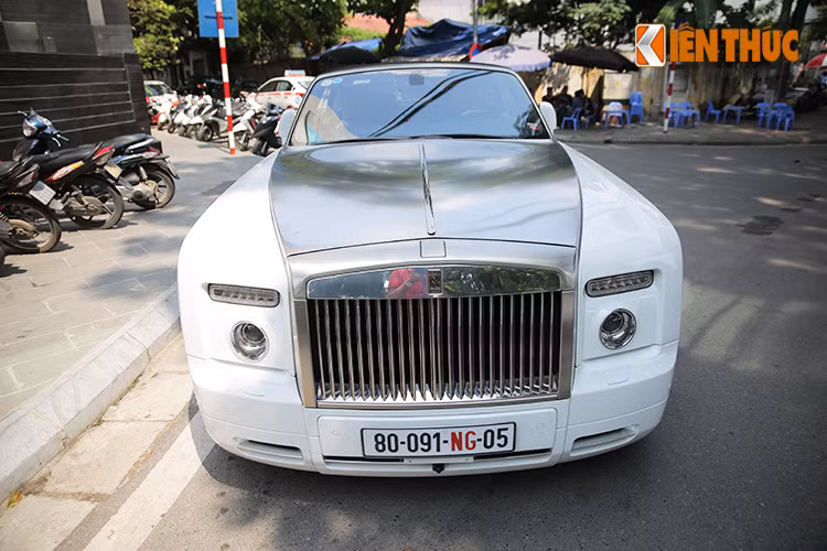 Rolls-Royce Phantom Drophead Coupe sở hữu một kích thước khá đồ sộ, chiều dài 5.609 mm, chiều rộng 1.987 mm, cao 1.581mm, chiều dài trục cơ sở 3.320 mm.