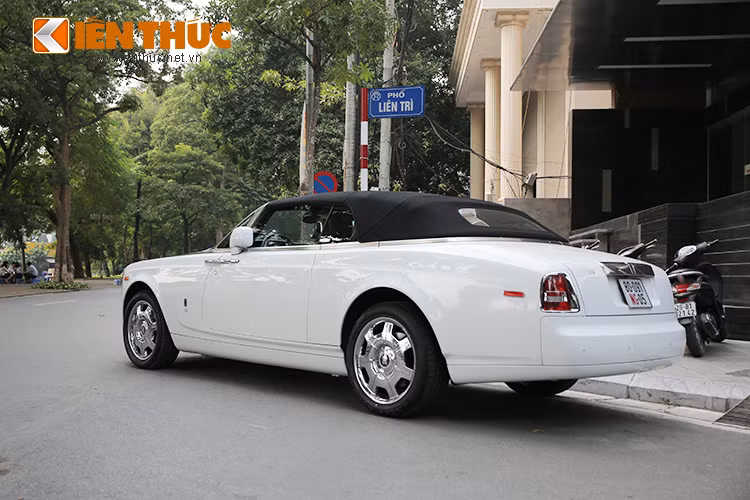 Vẻ đẹp của Drophead Coupe nằm ở từng chi tiết nhỏ theo đúng truyền thống Rolls-Royce. Những chi tiết ở ngoại thất khiến khó ai có thể chê ở mẫu xe siêu sang này điều gì.