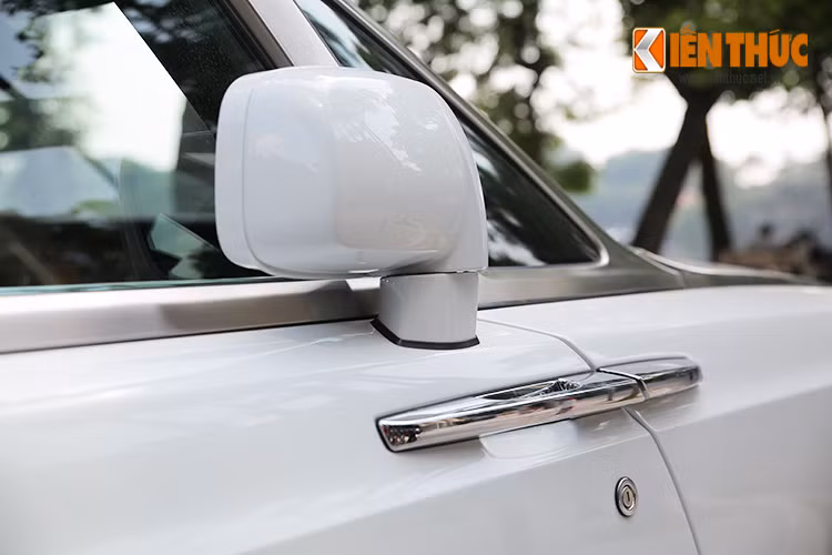 Rolls-Royce Phantom Drophead Coupe được xem như chiếc xe 2 cửa mui trần của chiếc Phantom danh tiếng. Bên cạnh việc sở hữu thêm một mui vải xếp, toàn bộ nội thất quý tộc trên chiếc sedan đều được giữ lại.