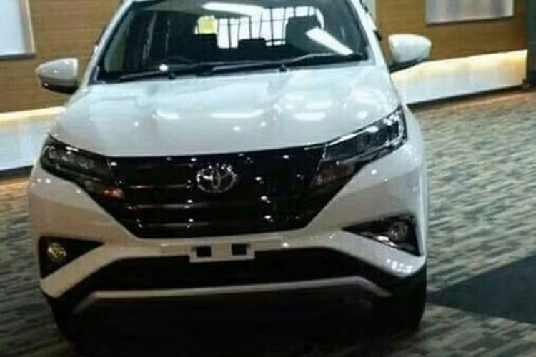 Ở những thế hệ trước, trong khi "người anh em" Terios sở hữu tới 7 chỗ ngồi, thì Rush chỉ có 5 chỗ. Thế hệ mới đánh dấu sự thay đổi khi Rush có thêm một hàng ghế và cũng chở được 7 người giống như Terios. Ngoại thất xe nhận gói trang bị thể thao TRD Sportivo.