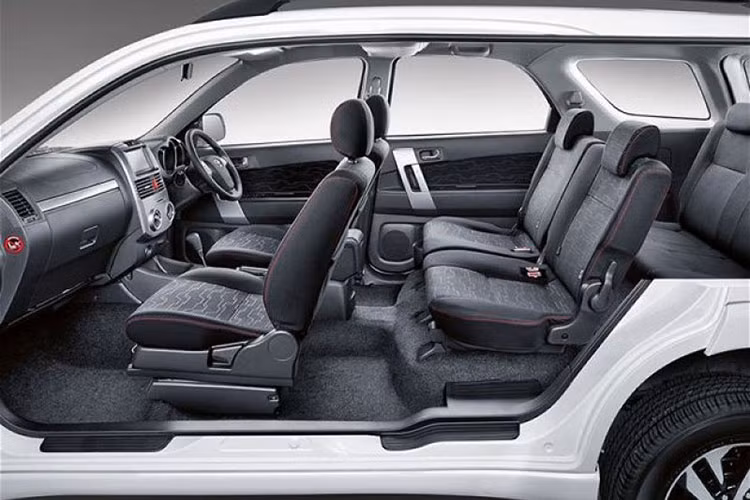 Mặc dù được định dạng thuộc phân khúc SUV cỡ nhỏ, tuy nhiên những tính năng an toàn như chống bó cứng phanh, phân bổ lực phanh điện tử, hỗ trợ phanh khẩn cấp, cân bằng điện tử và hỗ trợ khởi hành ngang dốc... cũng xuất hiện trên Toyota Rush phiên bản 2018 này.