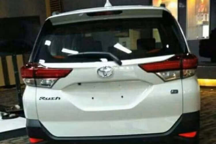 Điểm mới trên mẫu xe này là hệ thống giảm xóc được làm mới, kiểu thiết kế phù hợp với nhiều điệu kiện mặt đường, thời tiết và tần suất sử dụng. Bên cạnh đó, các chi tiết ngoại thất cũng được làm mới, mạnh mẽ và sang trọng hơn nhiều so với phiên bản cũ từng ra mắt trước đây.