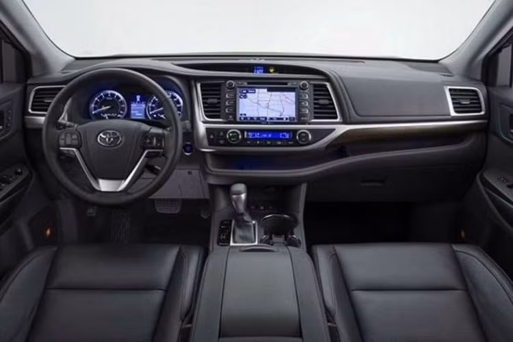 Bên trong nội thất, vô lăng, cụm đồng hồ được thiết kế lại, bọc ghế mới, tạo lại hình dáng tựa đầu hàng ghế thứ 2, ở phiên bản cao cấp còn trang bị giải trí DVD với màn hình cảm ứng có thể giúp kết nối đa định dạng.