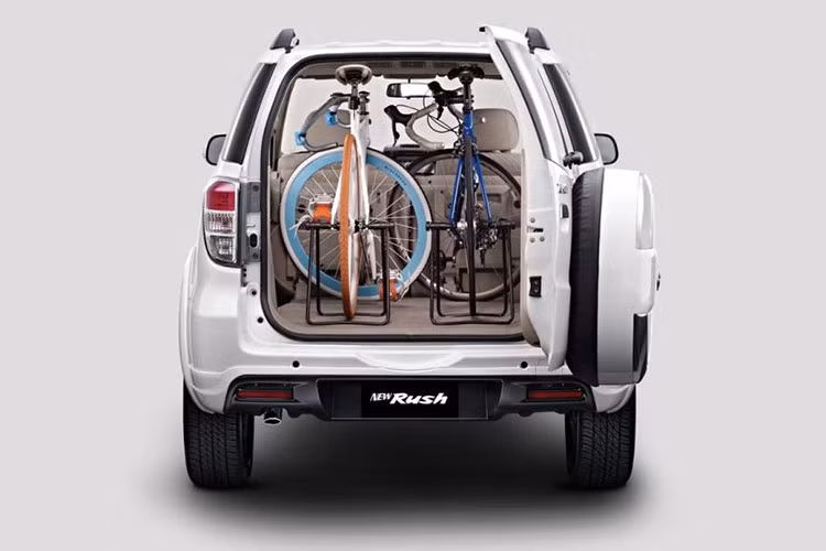 SUV 7 chỗ Toyota Rush 2018 thực tế là phiên bản song sinh của Daihatsu Terios và rất quen thuộc với khách hàng ở hai thị trường Đông Nam Á là Indonesia và Malaysia. Nhưng trong khi phiên bản 2018 đồng nghĩa việc Terios đã ở thế hệ thứ ba, thì Rush mới sang thế hệ thứ hai.