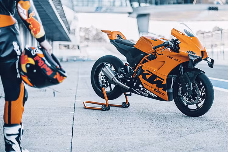 Vào ngày 20/7 vừa qua, hãng KTM của Áo đã chính thức giới thiệu siêu môtô KTM RC 8C phiên bản giới hạn với số lượng chỉ 100 xe trên toàn cầu. Đến ngày 22/7, KTM chính thức nhận đơn đặt hàng cho mẫu xe này vào 4 giờ chiều theo giờ Châu Âu. Đáng chú ý là toàn bộ 100 chiếc KTM RC 8C đã ngay lập tức được khách hàng đặt mua chỉ sau đúng 4 phút 32 giây.
