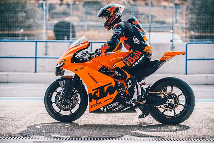 Được biết, trong số 100 khách hàng mua xe, sẽ có 25 người may mắn có cơ hội được tham gia vào đội ngũ chạy thử xe của đội đua Red Bull KTM Factory Racing tại sự kiện độc nhất dành cho khách hàng, được tổ chức tại trường đua Circuito de Jerez.