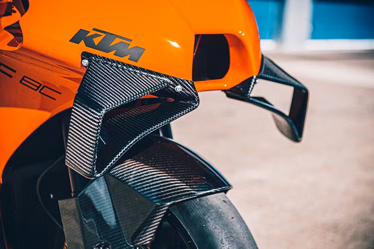 Mang trên mình cái tên KTM RC 8C, siêu môtô này sở hữu khối động cơ LC8c lấy từ mẫu naked-bike KTM 890 Duke R. Khối động cơ này được treo trên bộ khung ống thép dạng lưới mắt cáo, sự kết hợp này mang đến cho KTM RC 8C công suất 120 mã lực và trọng lượng siêu nhẹ, chỉ 140 kg.
