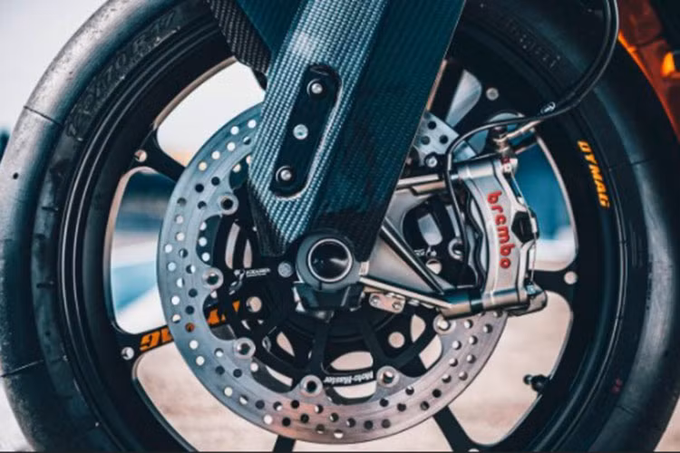 Bên cạnh đó, chiếc siêu môtô KTM RC 8C đặc biệt này còn có các trang bị đáng chú ý khác như cánh gió khí động học, trợ lực tay lái hay hệ thống sang số nhanh QuickShifter.