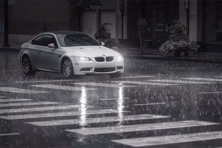 Mưa bão, nắng nóng và giá lạnh là những dạng thời tiết đặc biệt ở miền Bắc nước ta, thời tiết thay đổi đột ngột sẽ khiến chiếc xe ôtô của bạn không kịp thích ứng nên dễ dàng gặp vấn đề trong quá trình di chuyển. Chính vì vậy việc chăm sóc xe ôtô đúng cách là điều hết sức cần thiết.